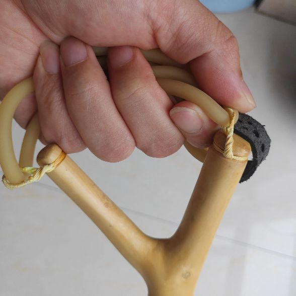 全手工木弹弓制作过程(木头弹弓上皮筋的完美方案)