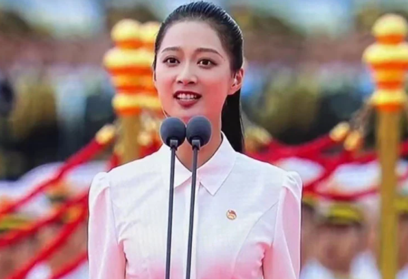 被誉“董卿第二”，开学典礼上再次领诵，传媒校花冯琳有何背景？