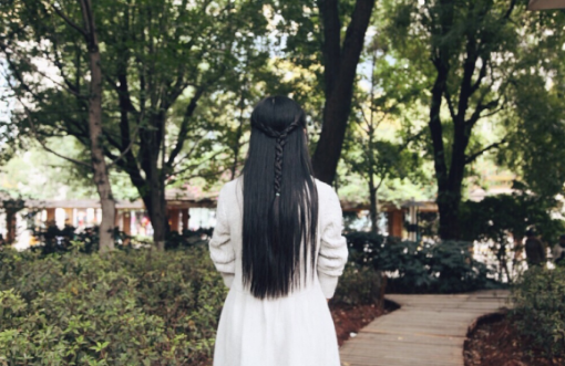 “待我长发及腰”受热捧的原因让人称赞，网友的神回复真绝了