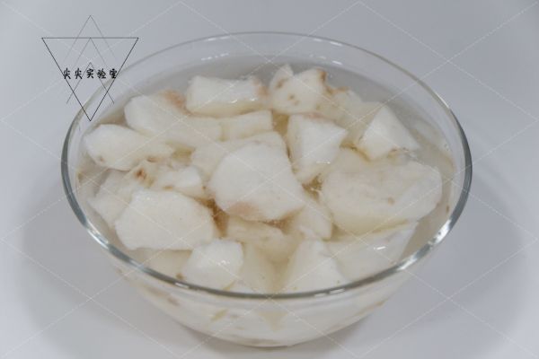 要想羊肉不腥不膻，除了焯水，加这3种食材一起炖，汤更鲜美