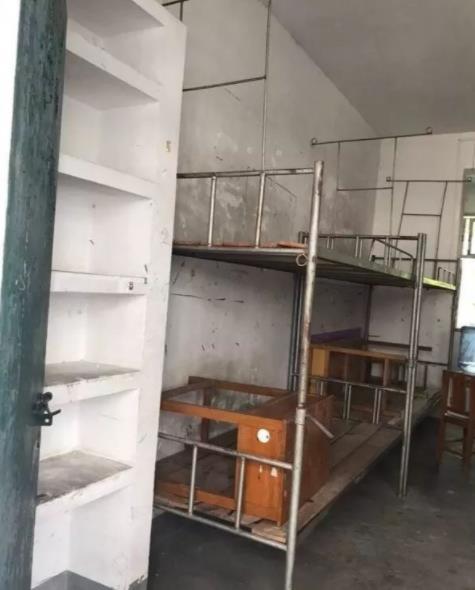 大学“寒碜”宿舍走红，环境堪比荒野求生，能承受的学生很厉害
