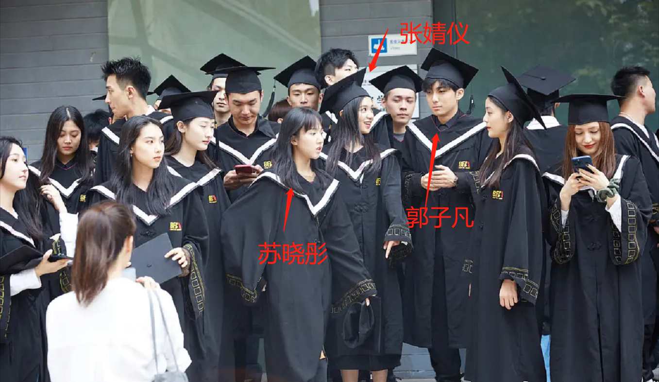 北电无滤镜毕业照曝光：关晓彤周也同框比美，王俊凯比同学嫩太多