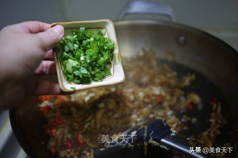 酸溜溜的味道，酸爽可口，开胃下饭，还帮油腻腻的肠胃减减负
