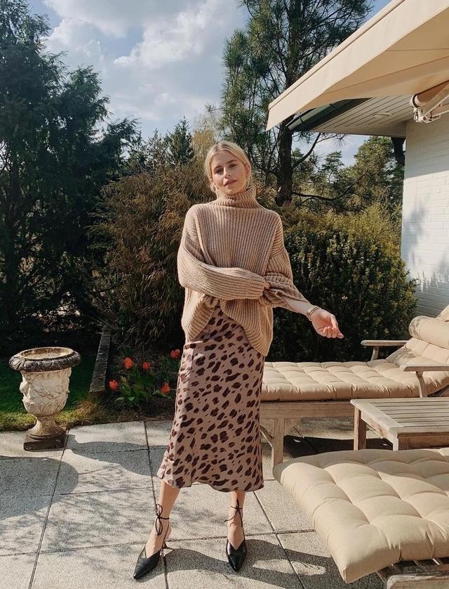 “毛衣+半身裙”，才是2021秋冬最时髦气质的打开方式