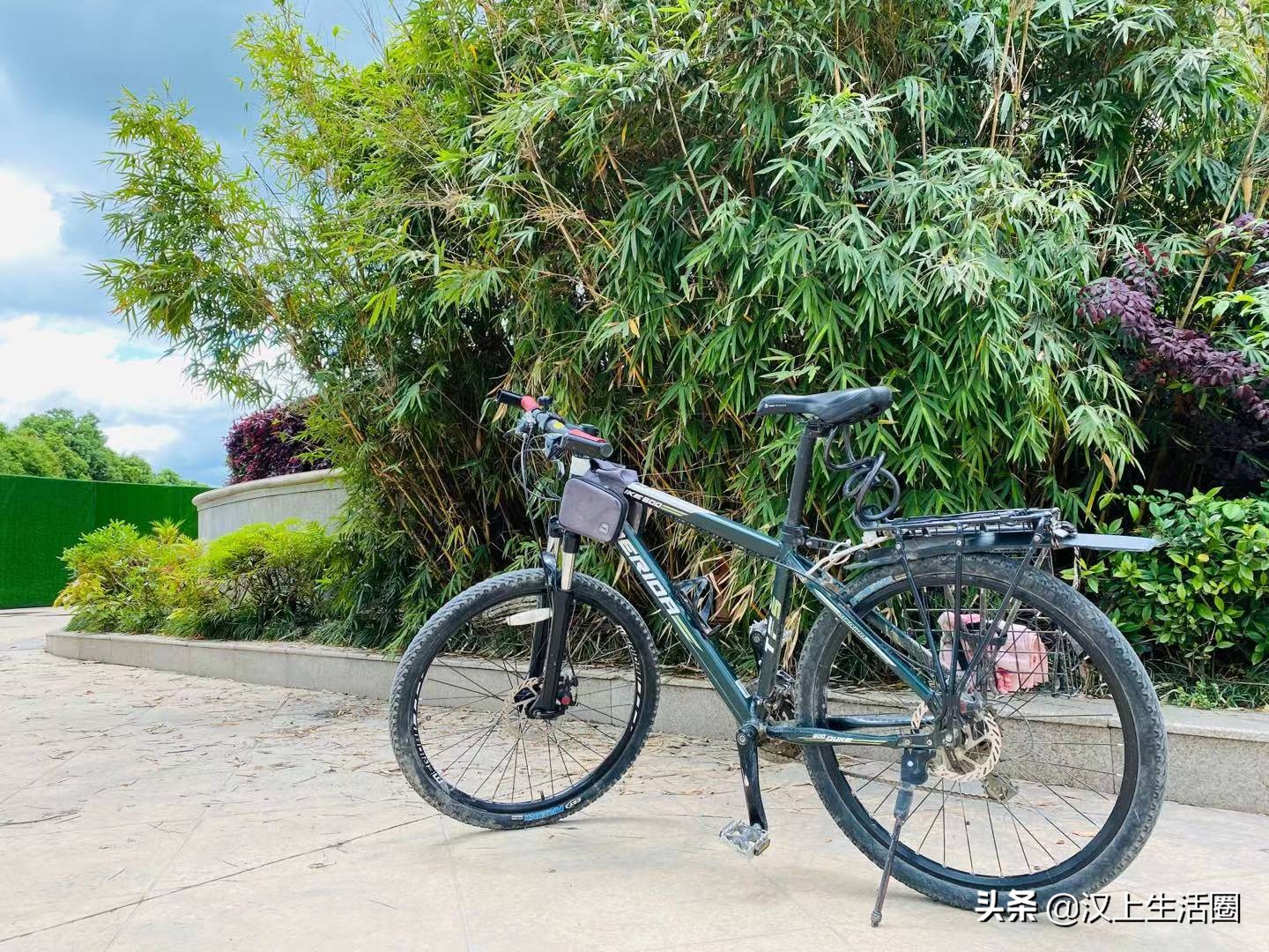 我骑在车上看风景，路边的人在看我，我挥一挥手，不带走一丝云彩