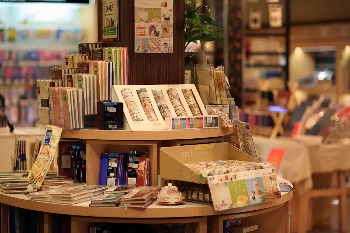 你知道学校门口一家文具店年收益能达到多少吗？答案绝对吓到你