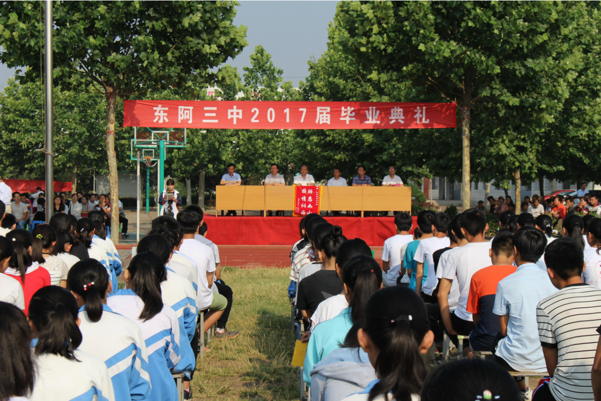 一张仅16人的高考喜报，揭露教育现状，现实的差距拼了命也追不上