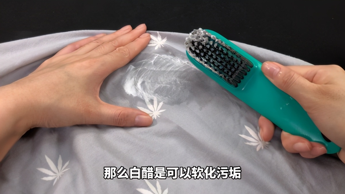 去除床单上的顽固血渍（只需四种材料新老血渍轻松洗净）