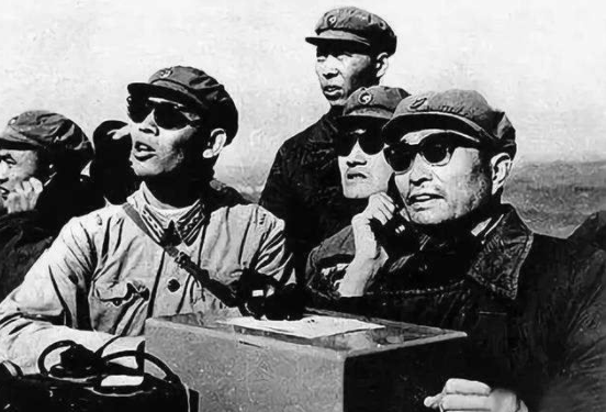 1964��10��13�գ��ҹ���һ��ԭ�ӵ���ըǰ���죬����г����˹���