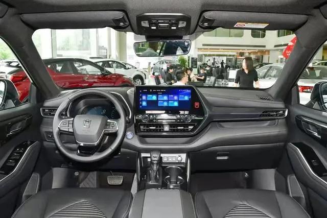 配V6引擎，降幅超3万，大众途昂:为什么还是卖不过丰田皇冠陆放？