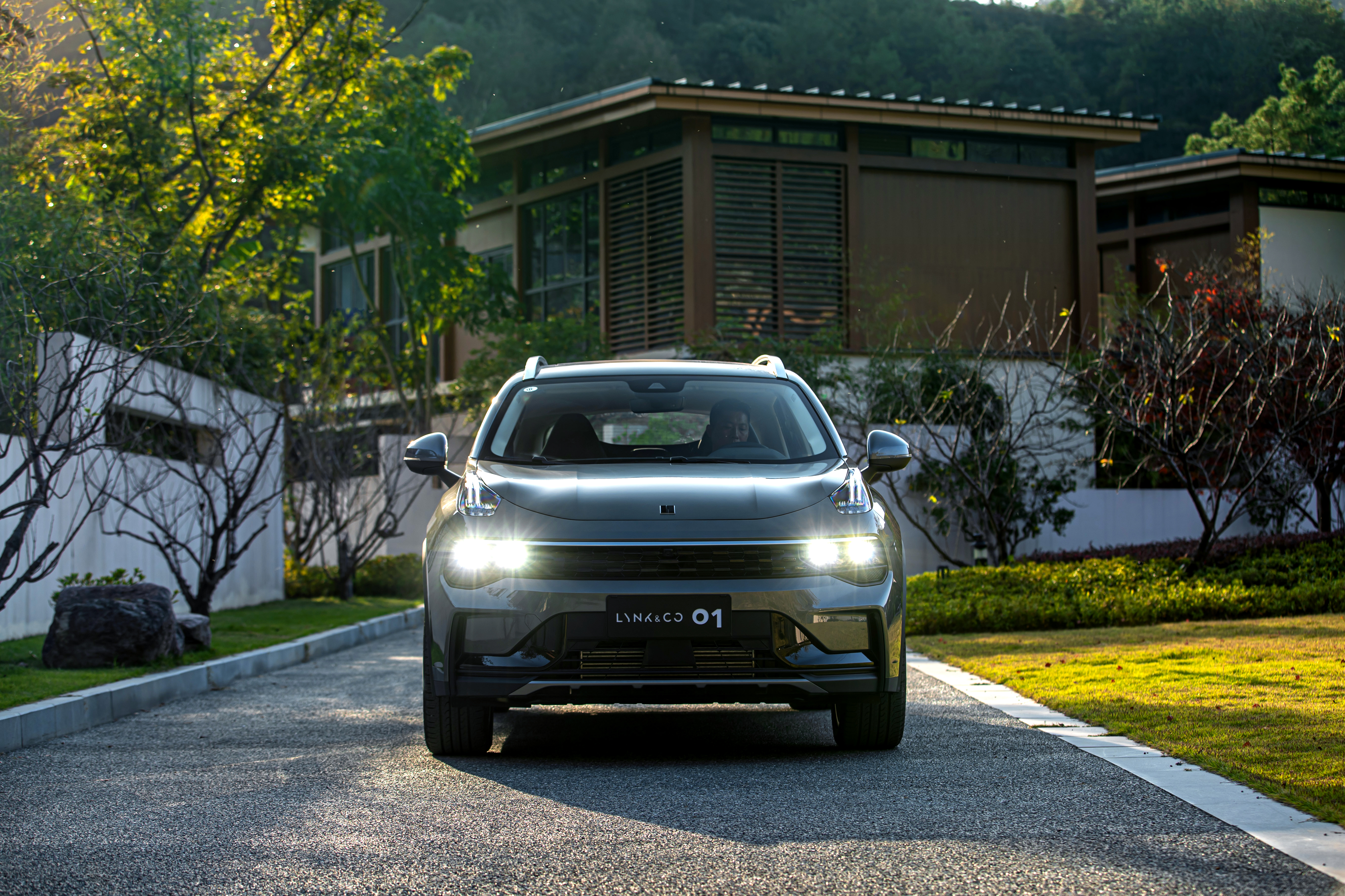 20万买2.0T+8AT+四驱？正面硬刚合资SUV 试驾2021款领克01