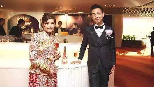 梁烈唯与老婆庆祝相爱17年，他是TVB万年配角，曾为妻到餐厅打工