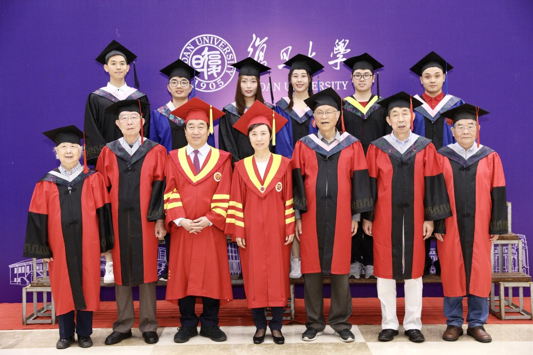 毕业季，复旦大学书记校长喊毕业生合影啦！