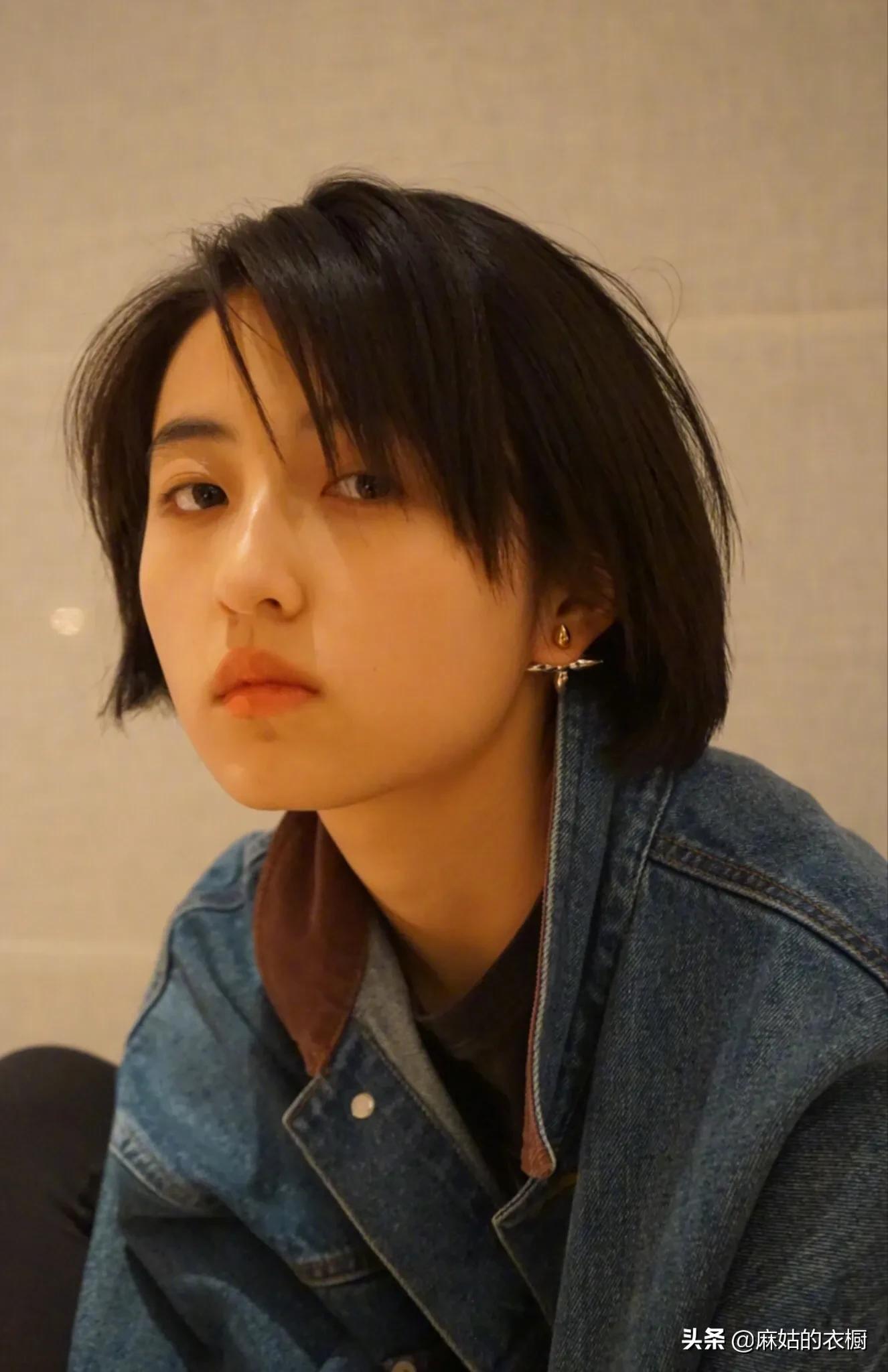 69清爽的短发少年——张子枫盐系的穿搭风格讲究线条简单利落,整体