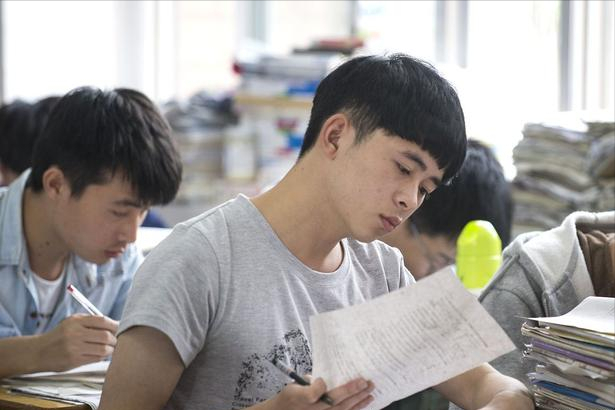 临近高考，高二高三隔空喊话，既幽默又温馨，满满都是祝福