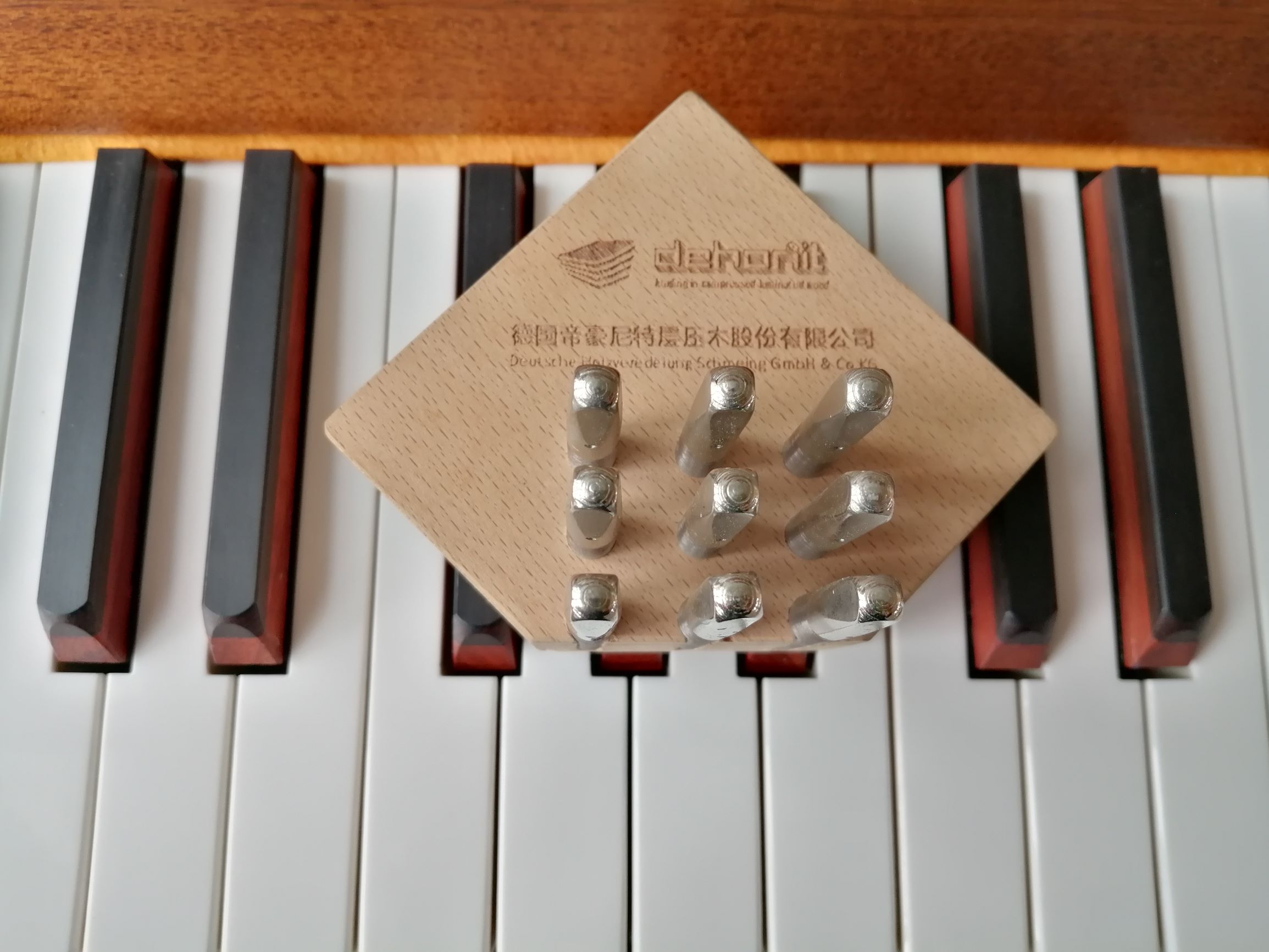 弦轴的作用(钢琴部件材质科普，温格钢琴的弦轴板)