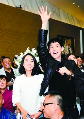 36岁徐梵溪暴瘦,一对筷子腿裤子泛白,情断李小冉老公至今不婚