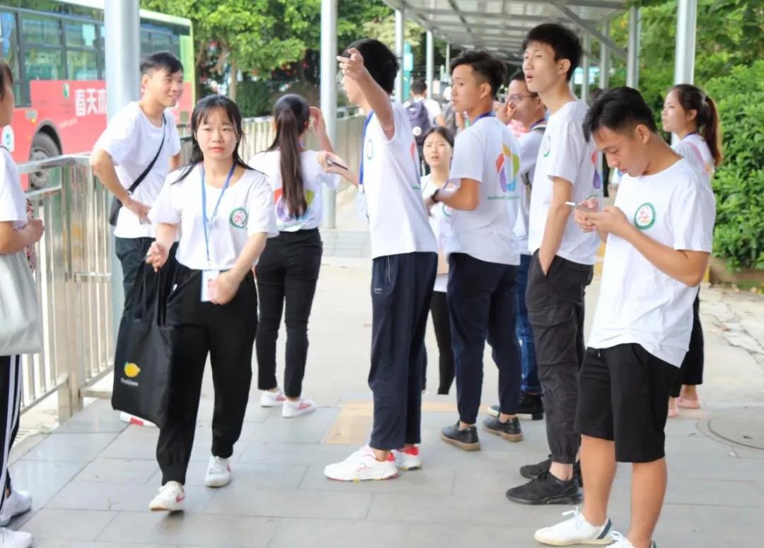 大一新生报名，为啥有那么多学长学姐帮忙？女生：防火防盗防学长