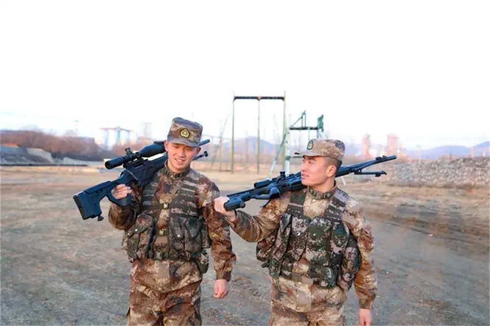 “老槐树”下这位狙击教头火了，颜值与实力同在！