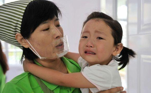 宝宝在幼儿园和在家2种表现？读懂亲子依恋理论，是处理的关键