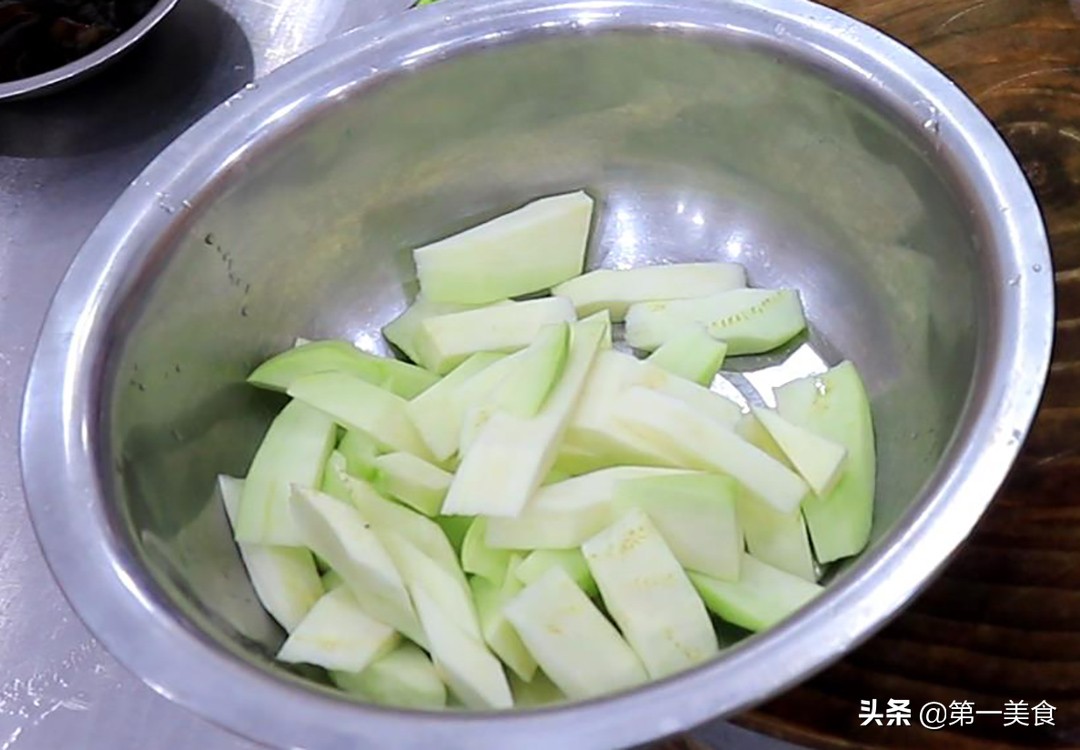 紅燒茄子的做法 最正宗的做法視頻,紅燒茄子的做法最正宗的做法視頻竅門