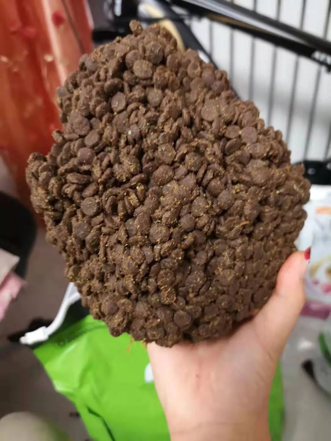 我买的比乐狗粮里面有好大一坨狗粮，真的好大一坨，是为什么啊？