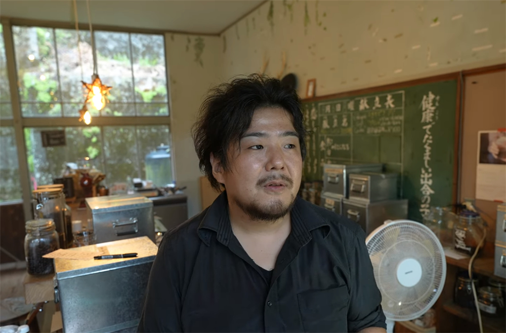 80后的他买下废弃学校，独居的日子一过就是7年，虽孤独却很自由