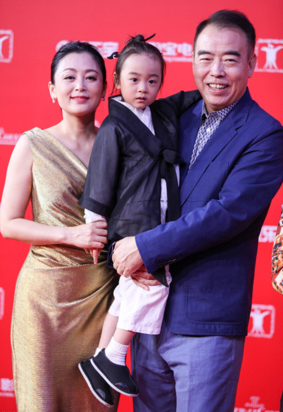 陈红越老越有魅力,穿金色连衣裙与陈凯歌走红毯,身材一点也不臃