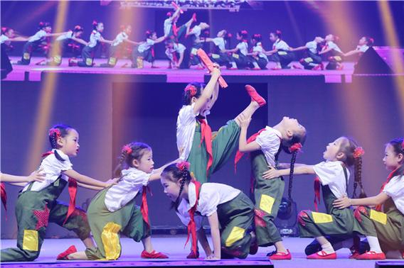 初中女生学校换演出服（幼儿园六一表演）