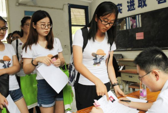 未来十年很吃香的3个专业，工资高、待遇好，选对了“钱途无量”