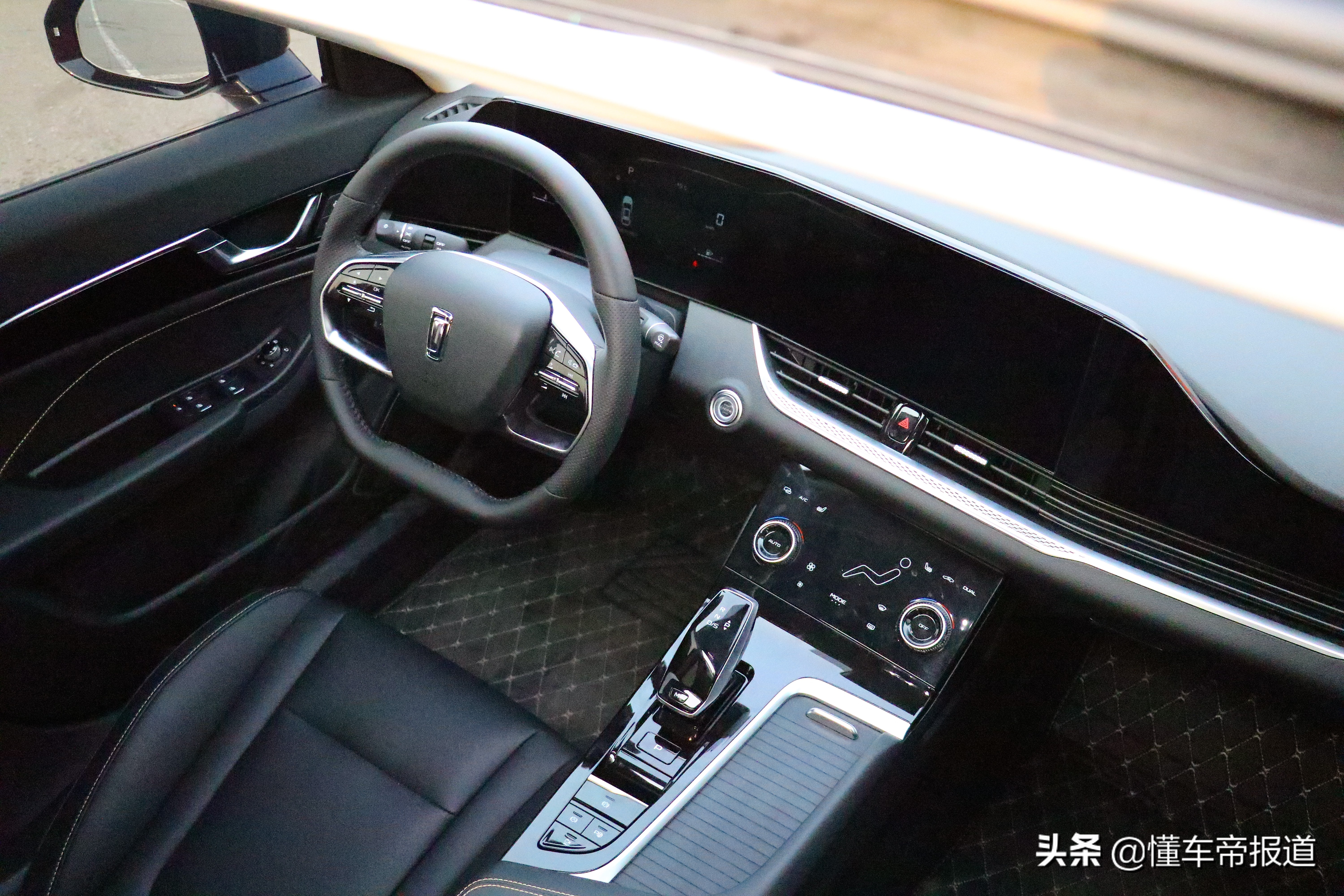 新车｜自带“爆款”基因，换装2.0T发动机！试驾新款奔腾B70