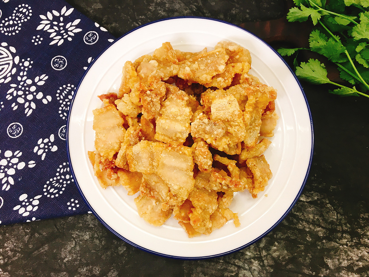 炸五花肉做法(老厨师教你炸五花肉保证金黄酥脆)