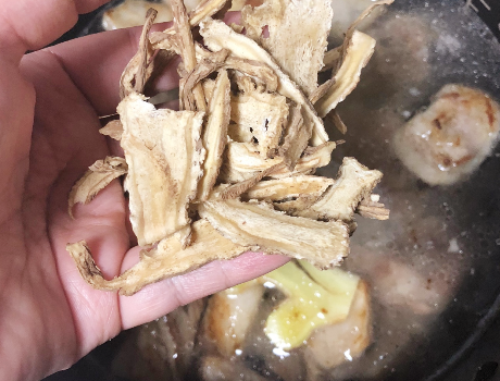 炖羊肉汤时，别直接就下锅炖，多加3点小技巧，汤汁香浓肉不膻
