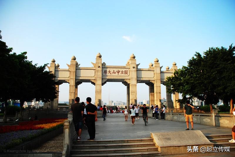 清华二校门、武大的樱花，大学里标志性风景，你认为哪个最好看？