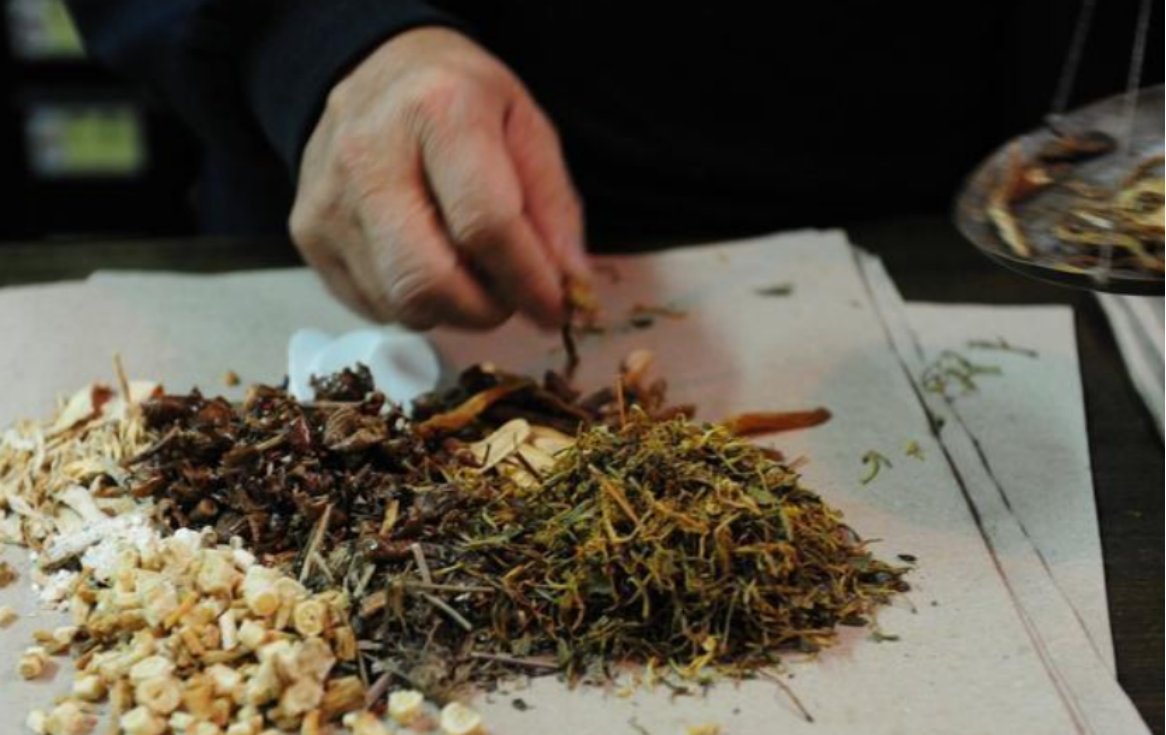 他活人济世，被誉为“国医圣手”，深受周总理信赖，却被世人遗忘