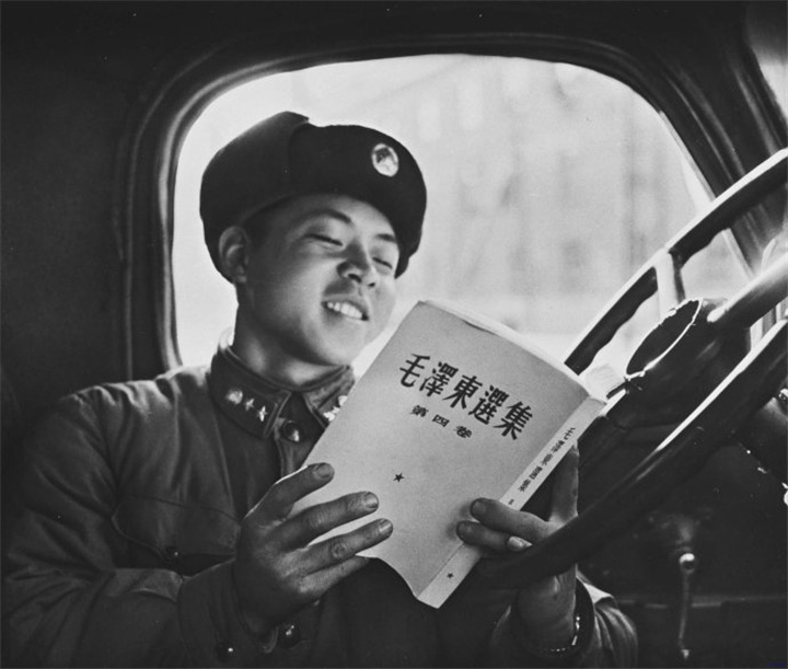 雷锋牺牲后，《中国青年》写信请毛主席题词，毛主席看后陷入沉思