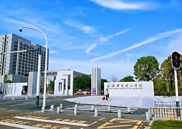 改名“很失败”的985大学，名气一落千丈，改回原名再得“复宠”