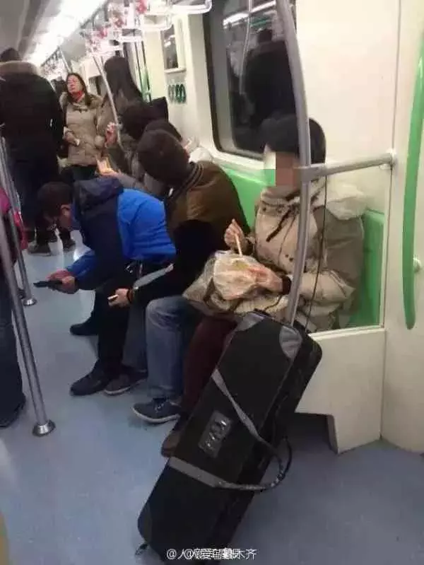 地铁鸡爪女,地铁鸡爪女事件评价