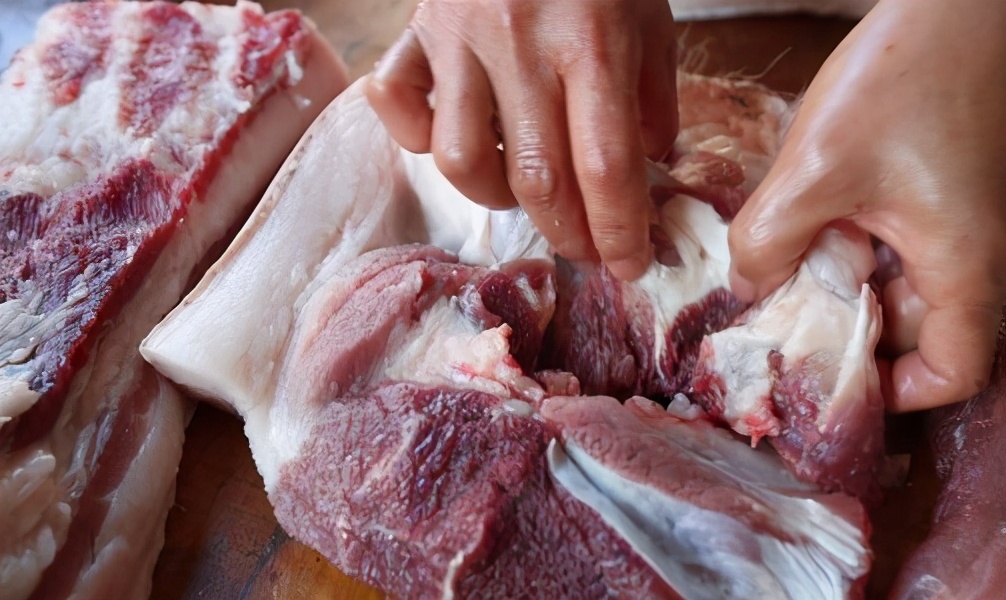 解冻肉不能直接用水泡，卖肉老板教我3招，迅速解冻和鲜肉一样鲜