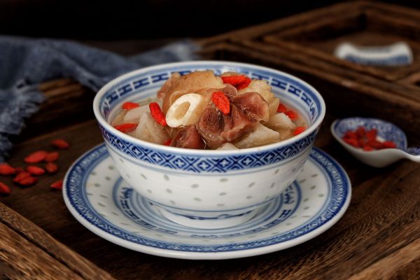 要想羊肉不腥不膻，除了焯水，加这3种食材一起炖，汤更鲜美