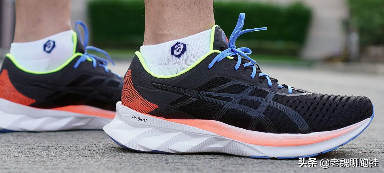重量它比boost轻,即便novablast是厚底跑鞋设计,但依旧和同尺码的ub19
