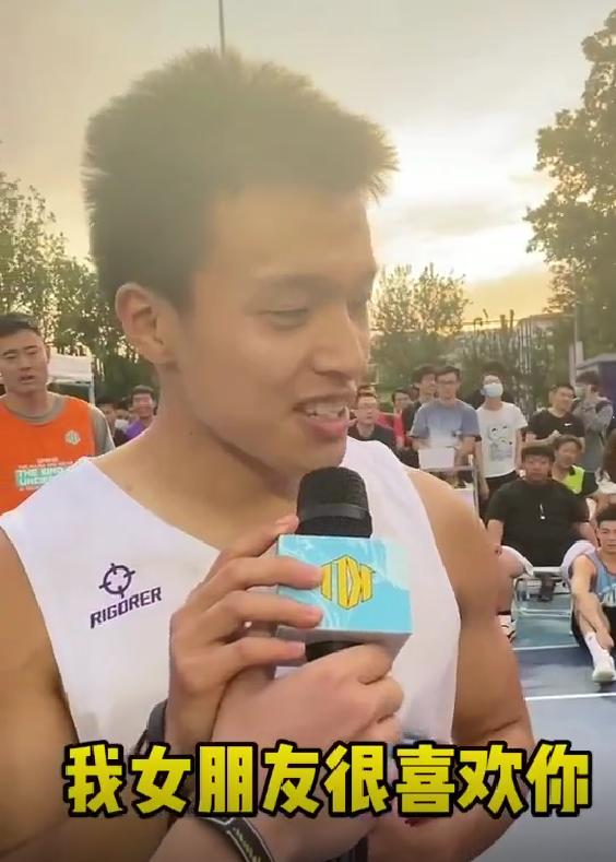清华帅气学霸走红，与“篮球网红”PK球技最后胜出，曾是高考状元