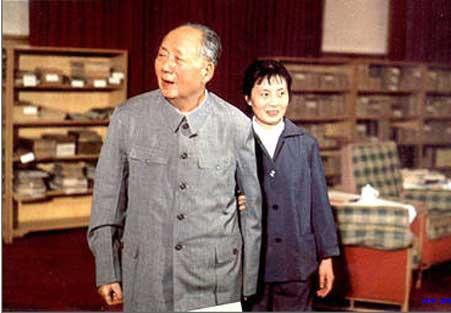 毛泽东痴迷游泳，1956年游长江诗兴大发，写下《水调歌头·游泳》