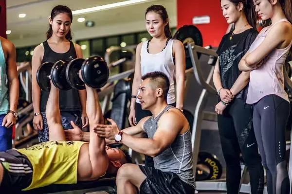 两次手术，不被家人看好，如今20岁的他成为高级私教，年薪三十万