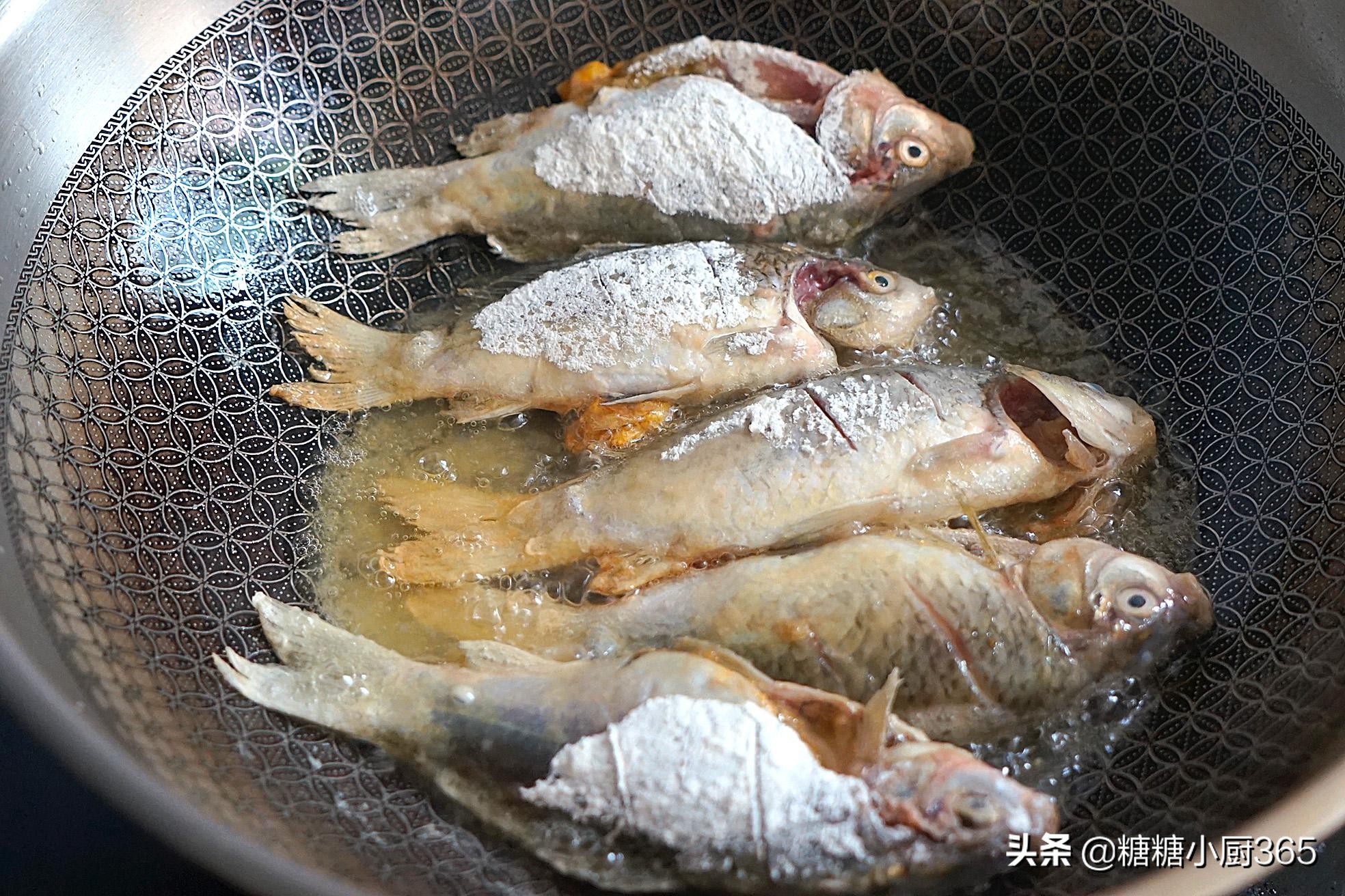 别看这么大的鱼个头小，却最鲜美，每次熬一锅，连汤汁都不剩