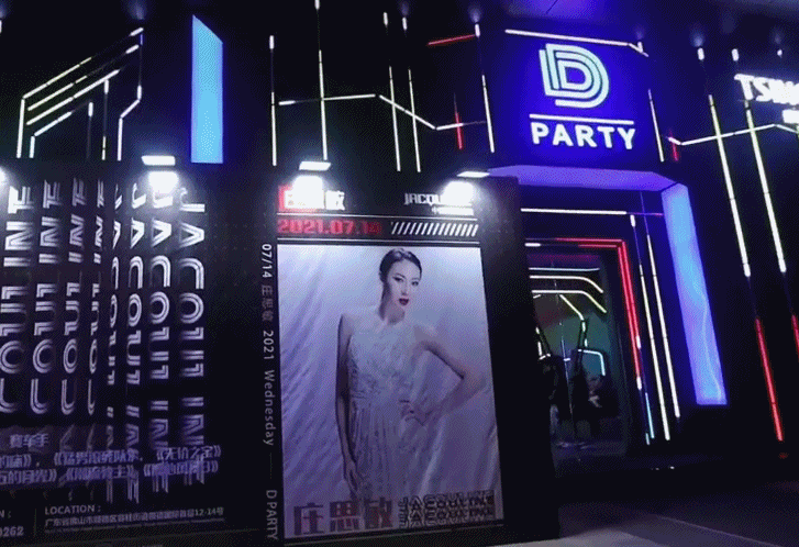 性感港星来渔人码头吃饭！曾出演电影《喜爱夜蒲》…