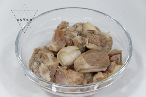 要想羊肉不腥不膻，除了焯水，加这3种食材一起炖，汤更鲜美