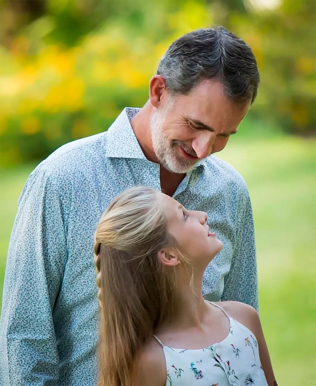 西班牙王室官宣夏日全家福，国王帅王后美，公主独根麻花辫更撩人