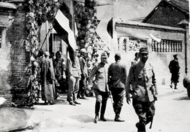 日寇疯狂扫荡，八路军干部被老乡带到一悬崖边：你快下去躲躲