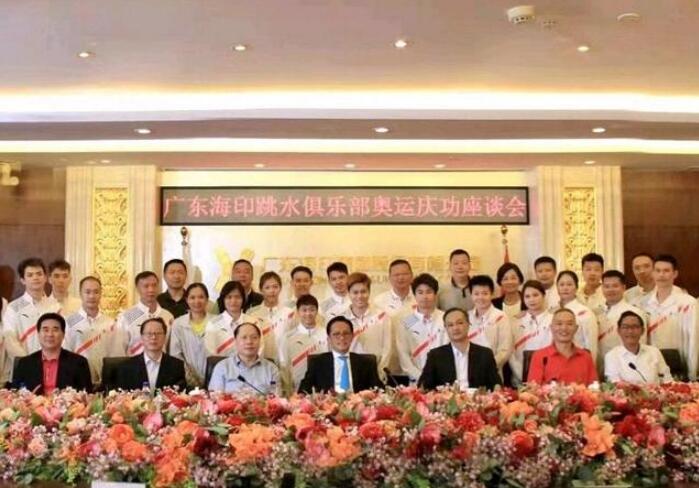 又获奖了！全红婵与两大师哥同步微笑太神似，网友：又站C位了